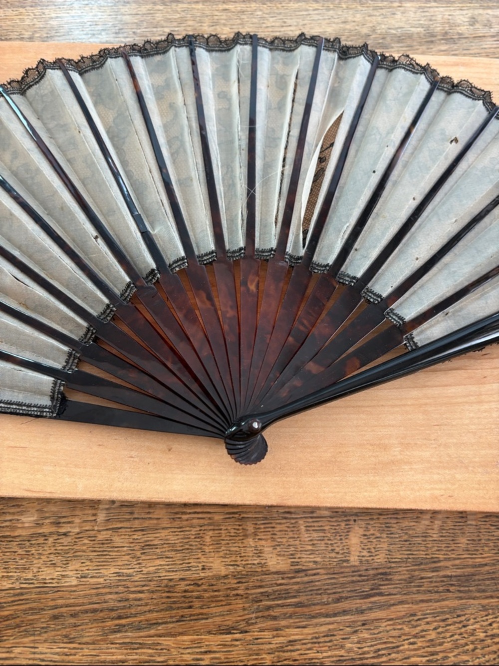 Vintage Black Lace Folding Hand Fan with Tortoise Handle - Picture 11 of 16